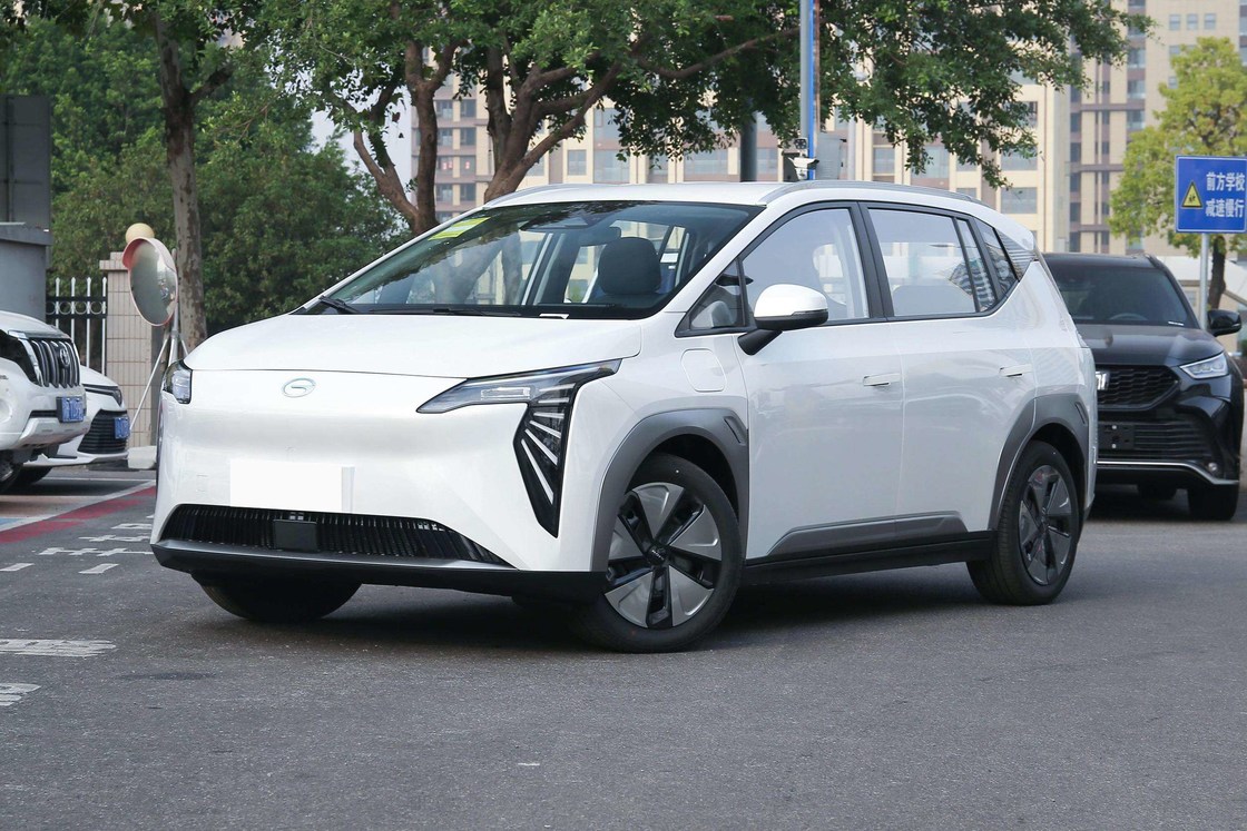Front Engine 5 Seat Electric SUV New Energy AION Y Electric Car 150Km/h